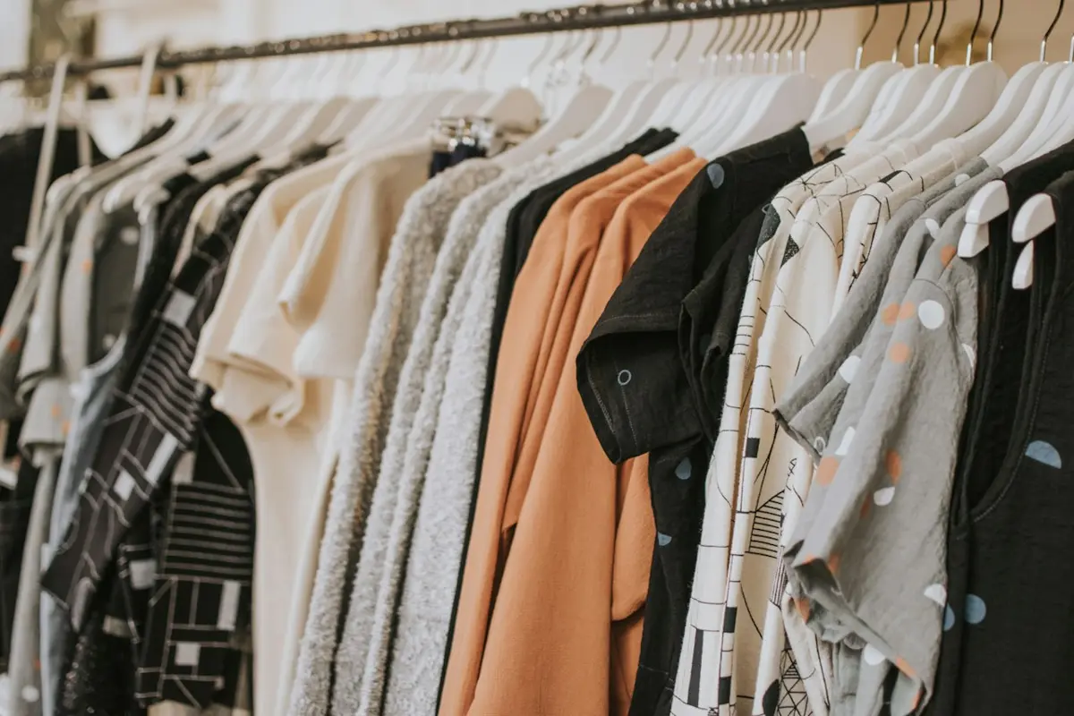 秋季服饰陈列架上挂满舒适的家居服与针织单品