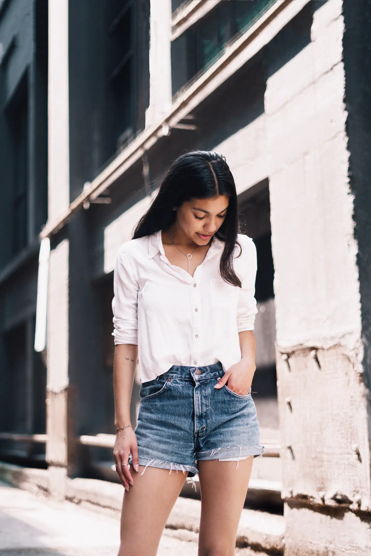 休闲穿搭的年轻女性，体现家居服向日常外穿场景延伸
